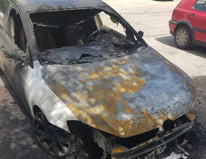 FOTO: Zapaljen automobil Željka Perovića