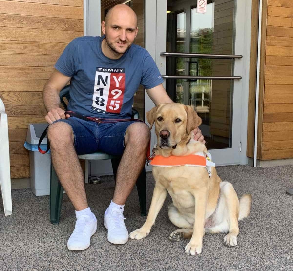 Još jednoj osobi sa invaliditetom obezbijeđena usluga psa vodiča