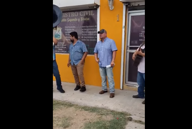 VIDEO: Došao da potpiše razvod braka, poveo i orkestar da proslavi