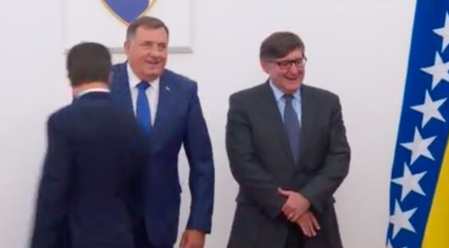 VIDEO: Dodik nije htio da stane pored zastave BiH tokom fotografisanja