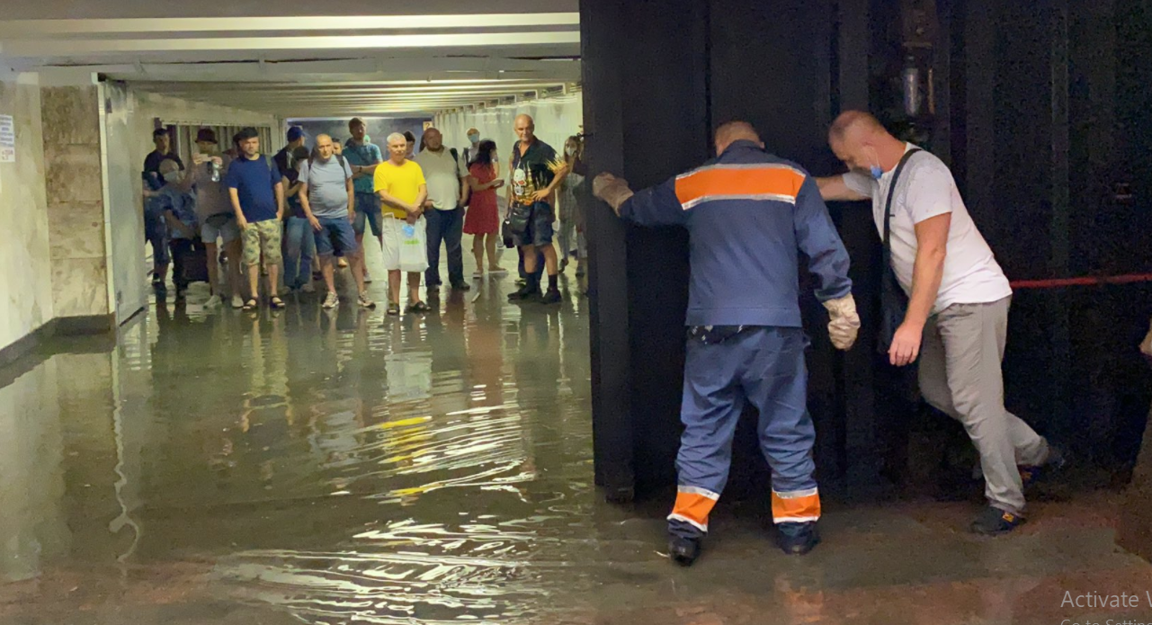 В киеве затапливает метро