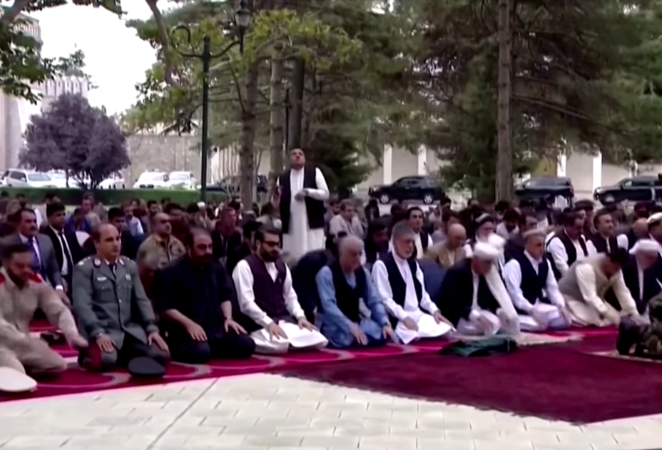 Vjernici u Kabulu se mole na Bajram dok granate padaju VIDEO