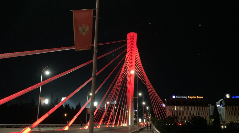 Most Milenijum i zgrada Glavnog grada u bojama crnogorske zastave