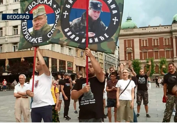 U Beogradu prekinuto sjećanje na genocid u Srebrenici, desničari skandirali Mladiću