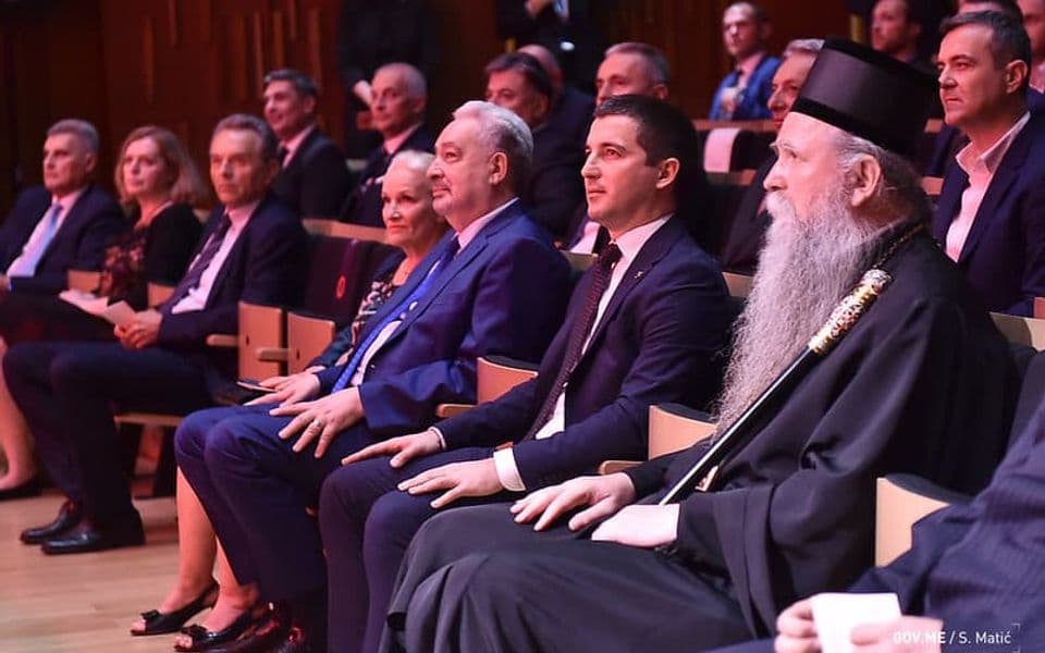 Trinaestojulski teatar apsurda