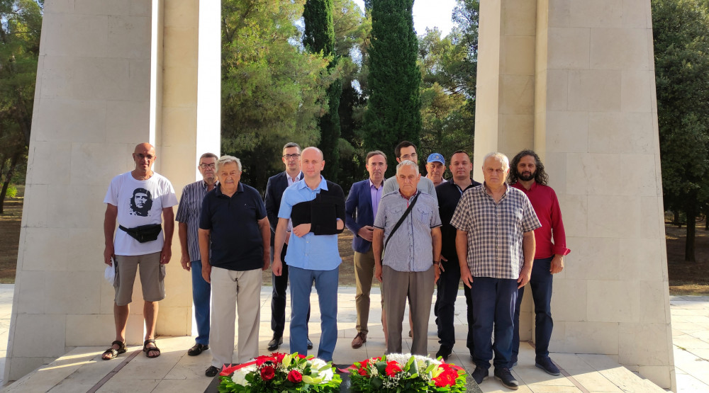 Knežević i Stanišić položili cvijeće na spomenik Partizanu borcu