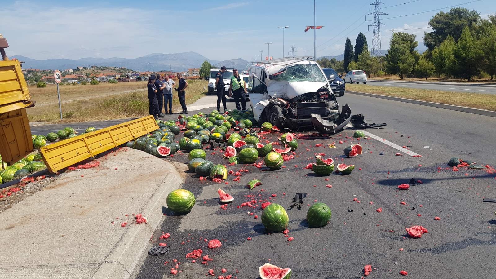 FOTO Saobraćajna nezgoda u Zeti, dvoje povrijeđeno: Kombi udario u kamion, lubenice letjele na sve strane