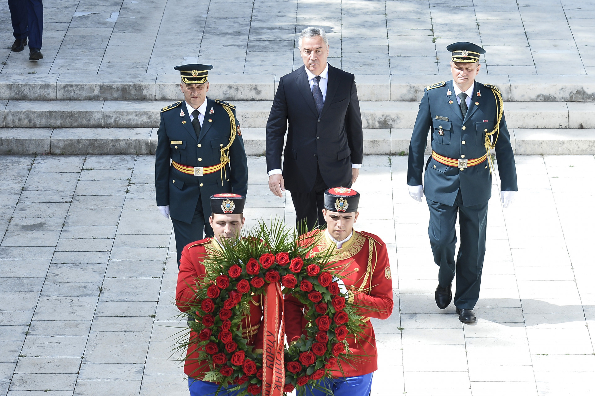 FOTO, VIDEO: Đukanović položio vijenac na spomenik Partizanu borcu na Gorici