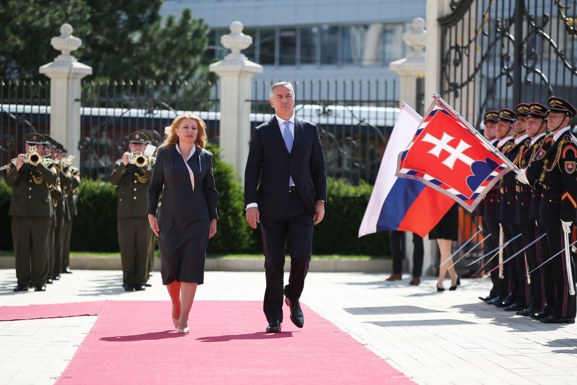 VIDEO: Đukanović dočekan u Bratislavi uz najviše vojne i državne počasti