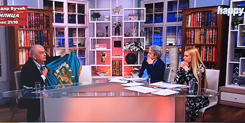 ČANAK razvio komitsku zastavu na Happy TV: Ne dirajte Crnu Goru i njeno jedinstvo (VIDEO)