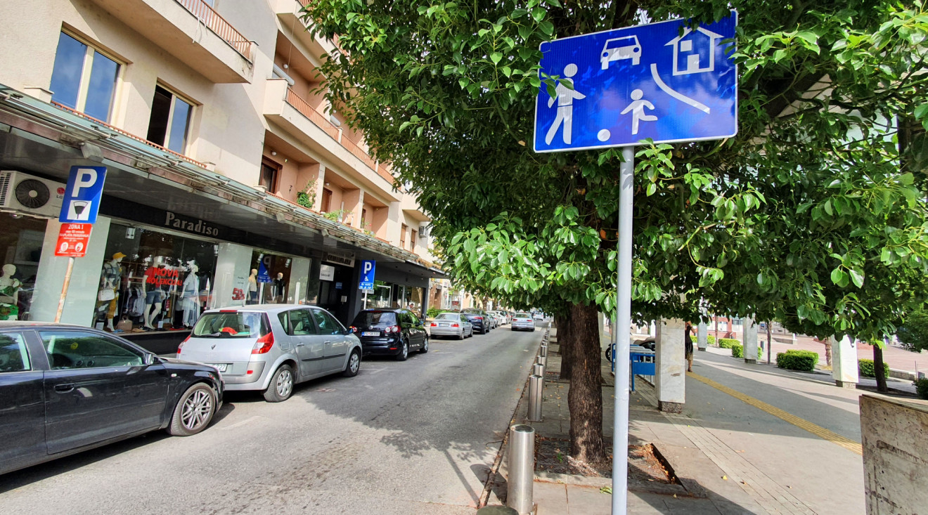 Uvođenjem zone usporenog saobraćaja do stvaranja pješačke zone u užem centru grada