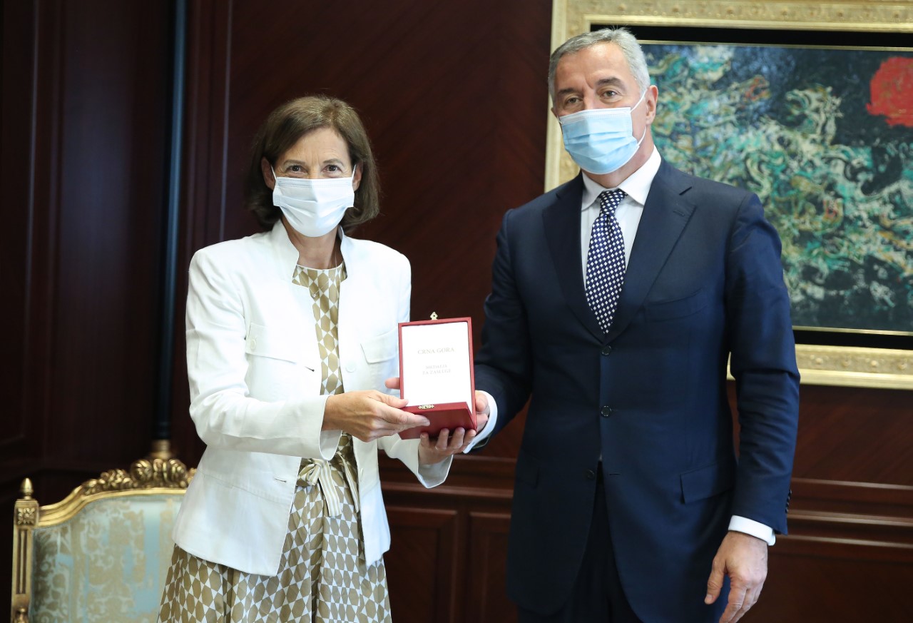 Đukanović odlikovao ambasadorku Austrije Anu Janković za zasluge za doprinos unapređenju saradnje