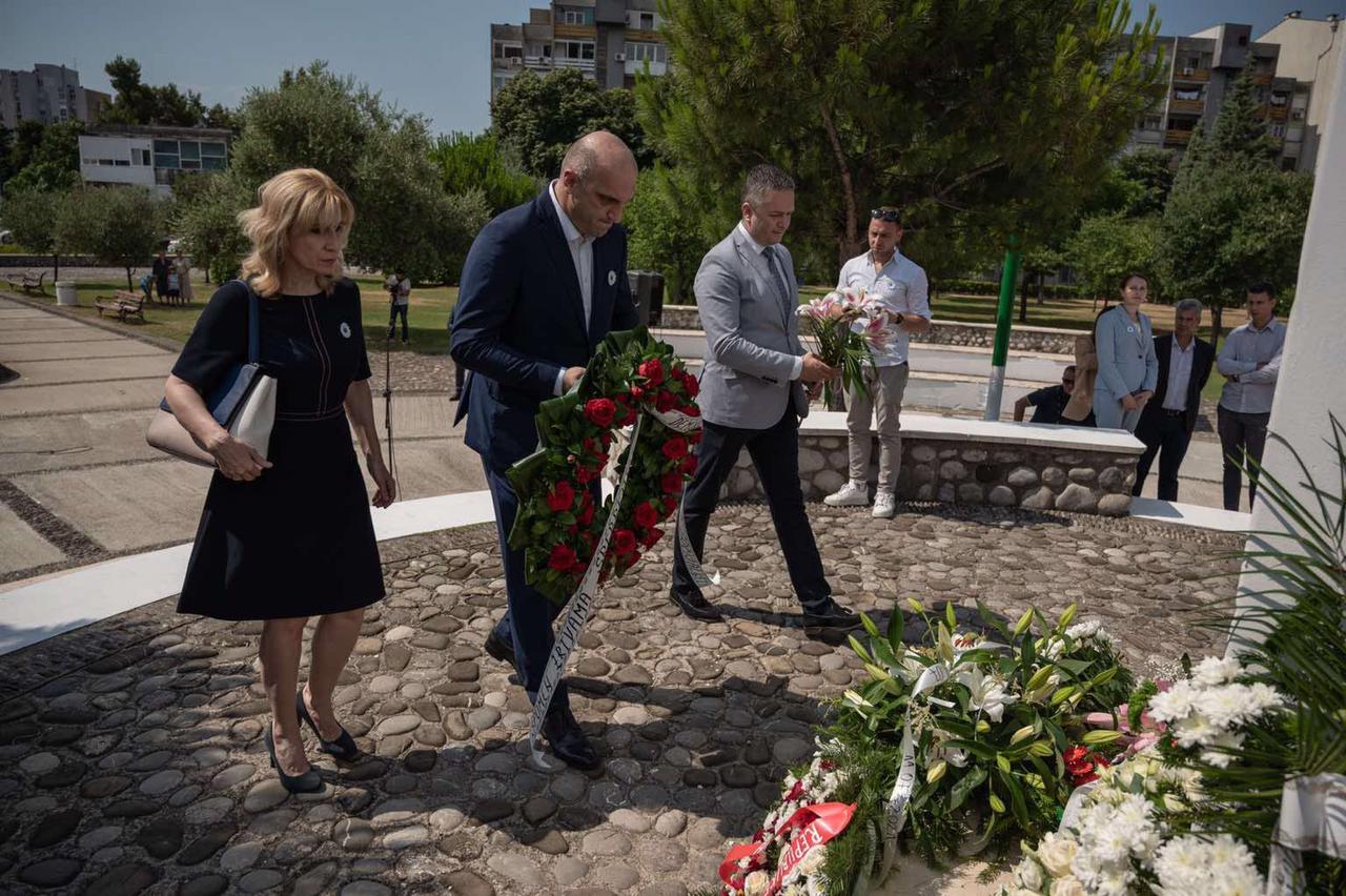 DPS: U znak sjećanja na žrtve genocida u Srebrenici, delegacija DPS-a položila vijenac u Podgorici