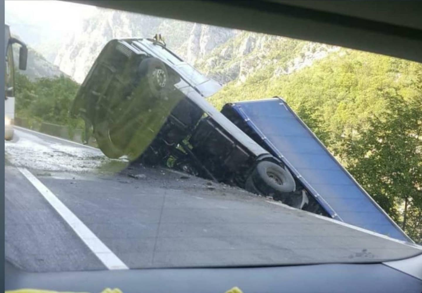 Na putu PG-KL šleper iskliznuo s puta, visio iznad provalije (FOTO)