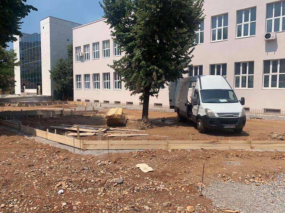 Uređenje dvorišta OŠ Savo Pejanović u okviru projekta Mikro 020