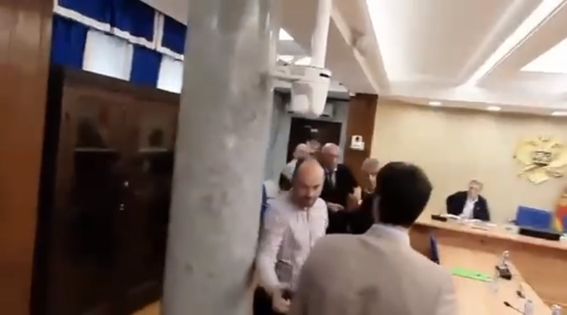 (VIDEO) SVAĐA KATNIĆA I MILAČIĆA NASTAVLJENA IZA KAMERA, poslanici i obezbjeđenje spriječili fizički sukob