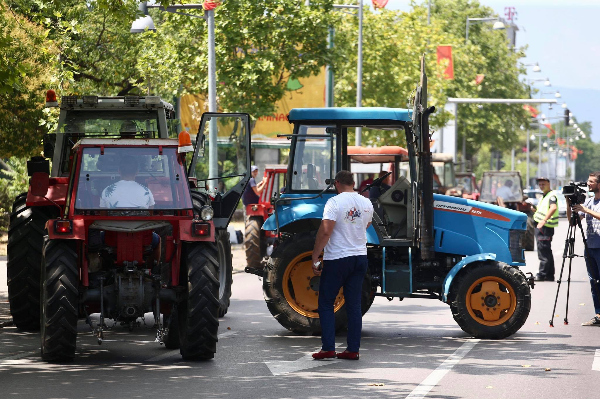 (VIDEO/FOTO) Poljoprivrednici nastavili protest blokadom saobraćaja ispred Skupštine: Srpljenje je pri kraju, radikalizovaćemo proteste