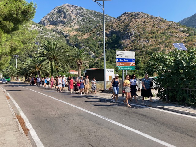 Protest u Risnu zbog smjene direktorice OŠ Veljko Drobnjaković