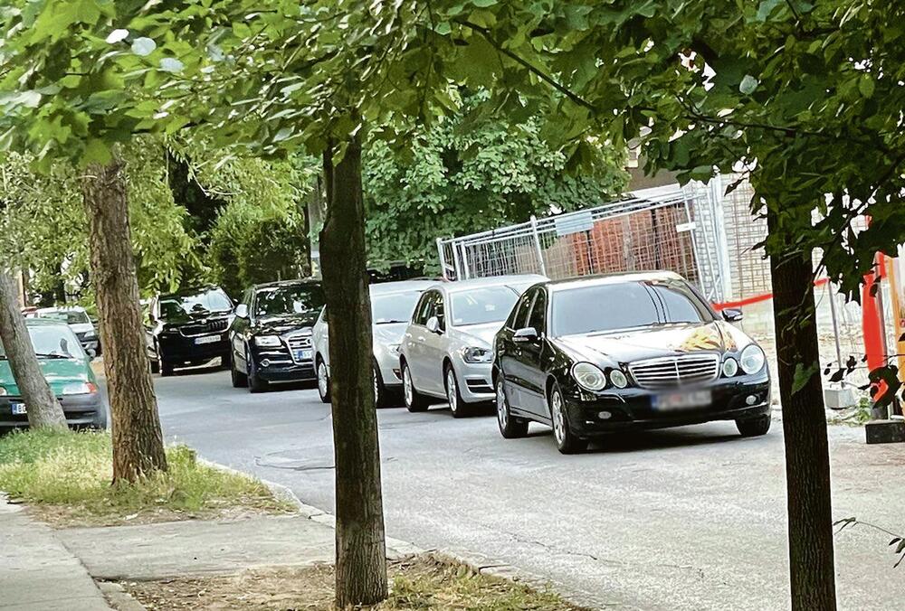 Ćerka premijer Krivokapića u službenom automobilu Vlade obilazi Beogradu kojem se sada, izgleda, osjeća bezbjedno
