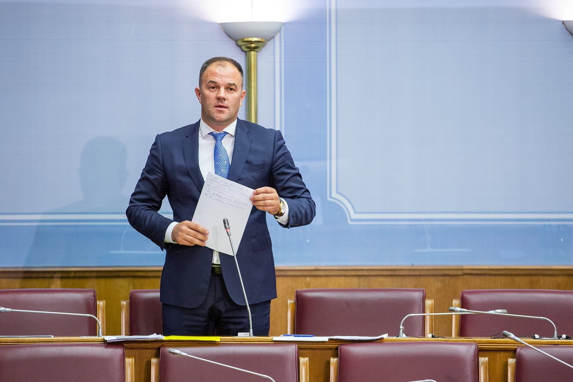 Mitrović Demokratama: Ako dokažete da sam protivpravno kupio stan pokloniću vam ga