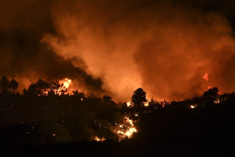 U Grčkoj i dalje gore desetine požara, hiljade ljudi evakuisano