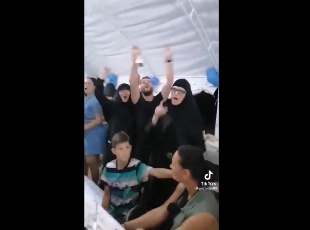 VIDEO: Ko su srpske monahinje koje su đuskale pod šatrom uz narodnjake