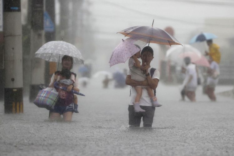 Vlasti Japana pozivaju ljude da se evakuišu, prijete poplave i klizišta