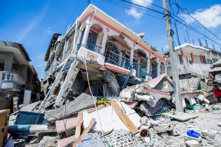 U razornom zemljotresu na Haitiju poginule najmanje 304 osobe