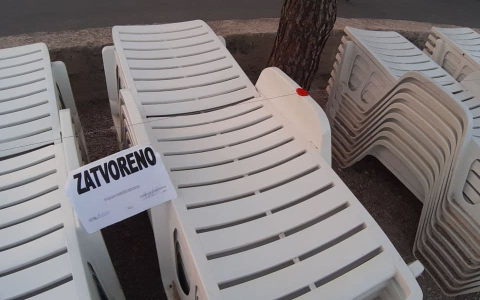 Inspekcija zapečatila plažni mobilijar na plaži u Baošićima