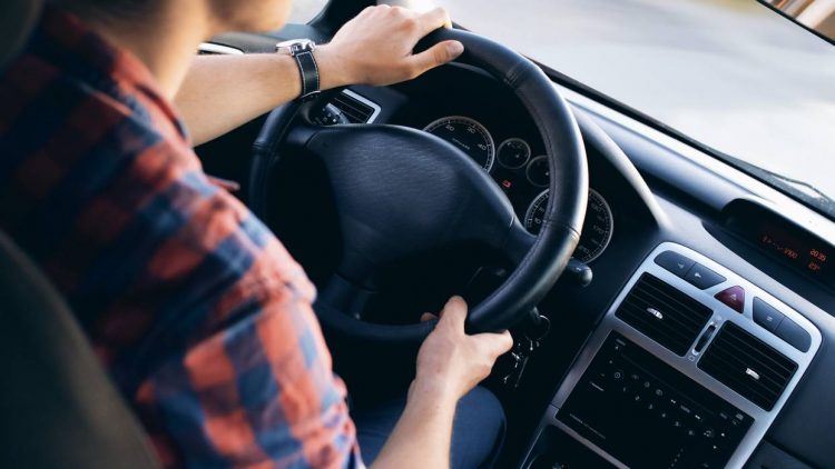 Šta o vama govori način na koji držite volan dok vozite automobil