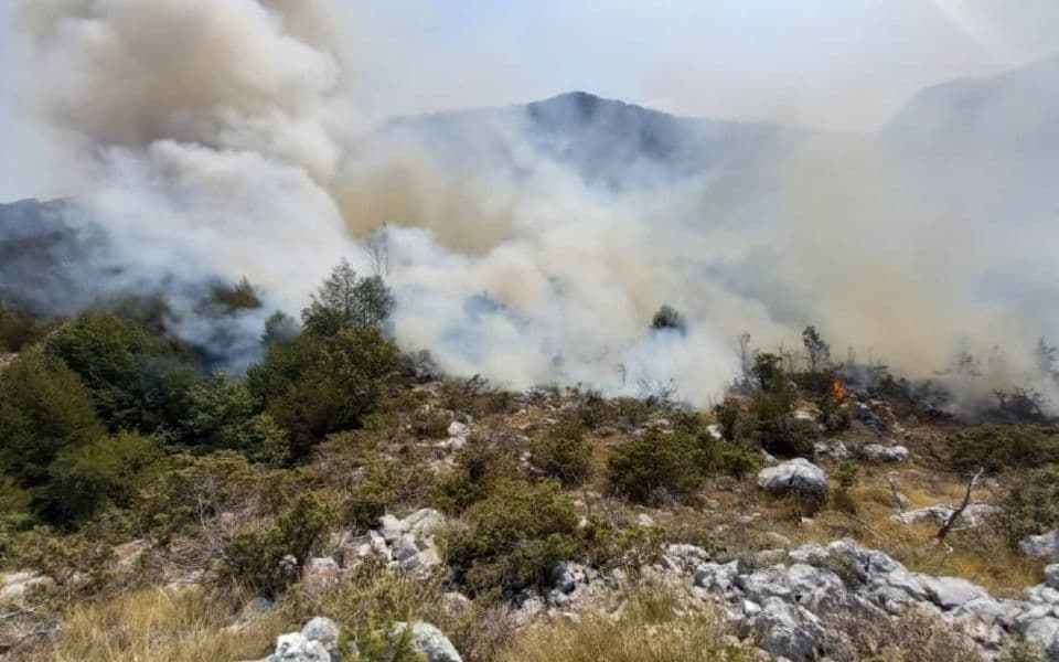 Na Lovćenu i dalje borba sa vatrom, čekaju se avioni Vojske