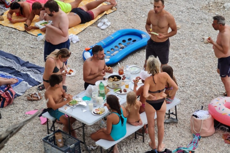 FOTO: Na plaži kod Makarske postavili sto za ručak, kao u sred kuće sa loncem na sredini