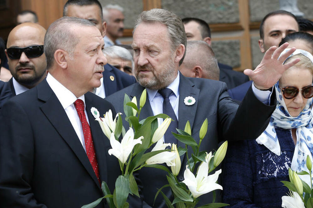 Erdogan obišao Baščaršiju i položio cvijeće na grob Alije Izetbegovića
