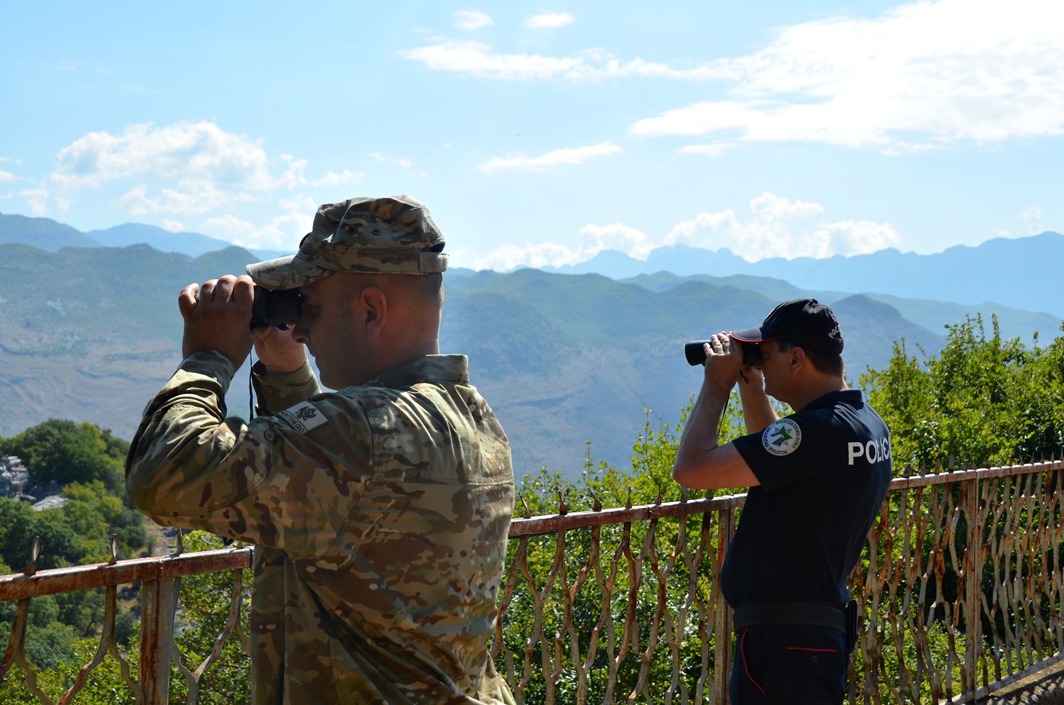 (FOTO) Mješovite patrole Uprave policije i Vojske CG obezbjeđuju državnu granicu sa Albanijom