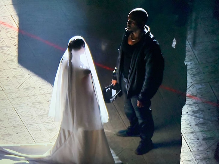 VIDEO: Kim Kardašijan došetala u vjenčanici, Kanje Vest se ZAPALIO!