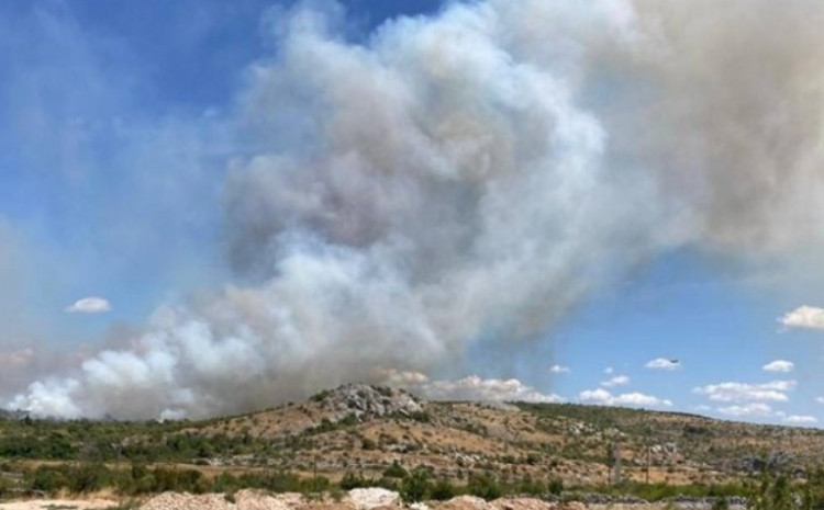 Velik požar kod Trogira, gase i kanaderi