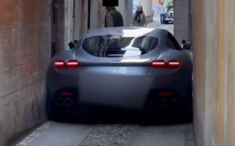 VIDEO: Kad se Ferari zaglavi u uskoj uličici, to izgleda OVAKO