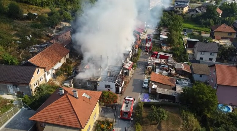 Veliki požar u Sarajevu: Vatra progutala cijeli stambeni kompleks