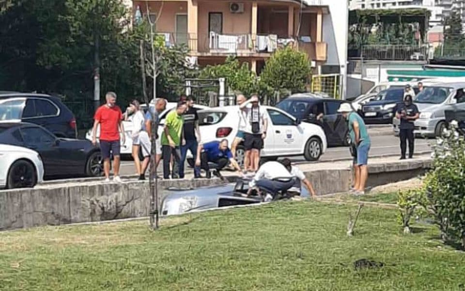 Budva: Upala u kanal pokušavajući da parkira vozilo