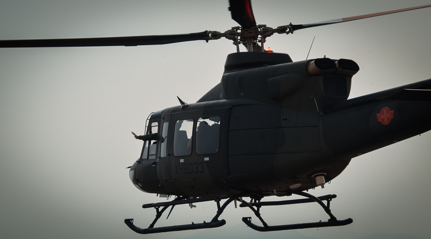 (FOTO) Helikopter Vojske Crne Gore poslat u Sjevernu Makedoniju kako bi pomogao u gašenju požara