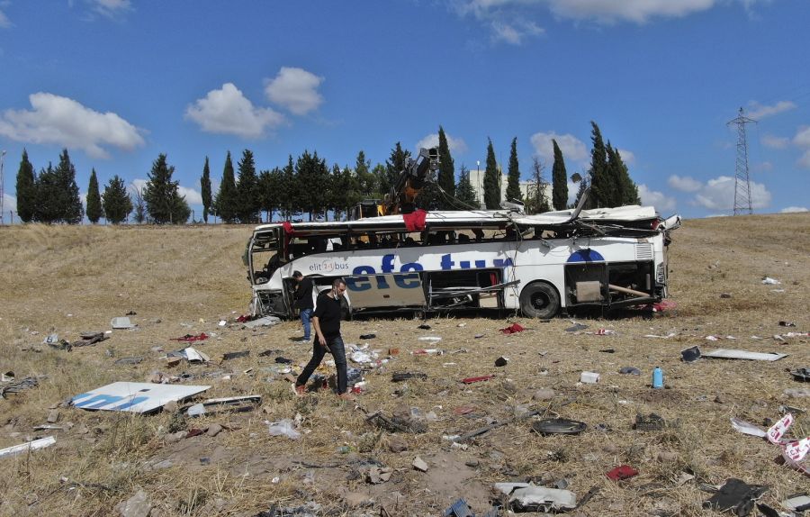 U Turskoj se prevrnuo autobus, poginulo 15 ljudi