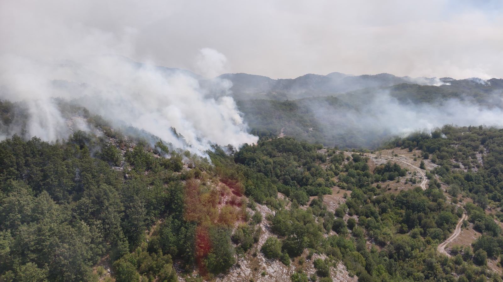 Helikopteri vojske gase požare širom Crne Gore (FOTO)