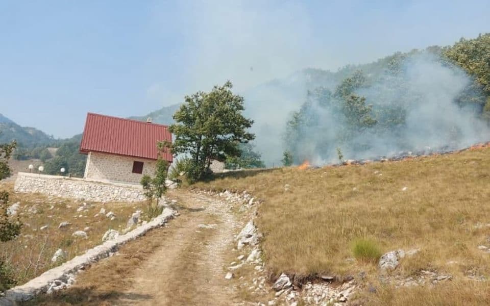 Ugašeni požari u Donjim Ulićima i kući na Rijeci Crnojevića