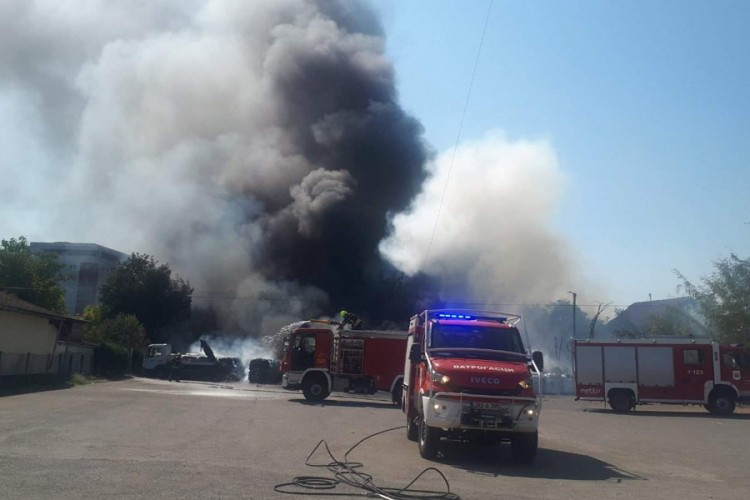 Veliki požar u Banjaluci: Gore kuće i skladište plastike