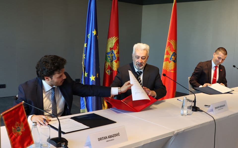 Troglava koalicija jedinstvena samo u posrbljavanju Crne Gore