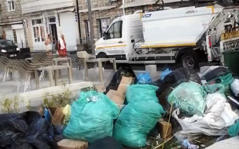 Barske ulice zatrpane otpadom, nadležni mole za poštovanje reda