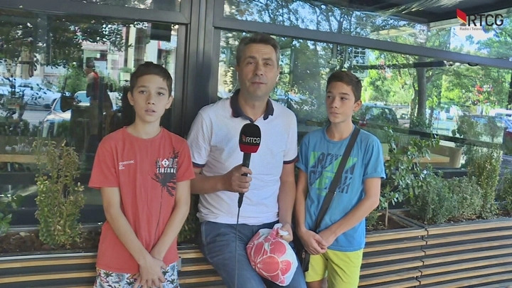 Dječaci prodaju pipune da bi zaradili za patike