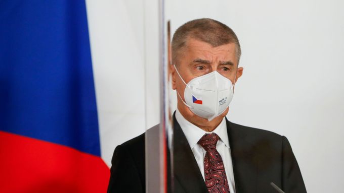 Antivakseri premijera Češka gađali jajima