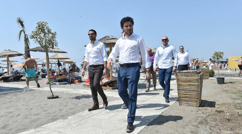 Dok tenzije rastu, korona hara, Abazović i Milatović u provodu