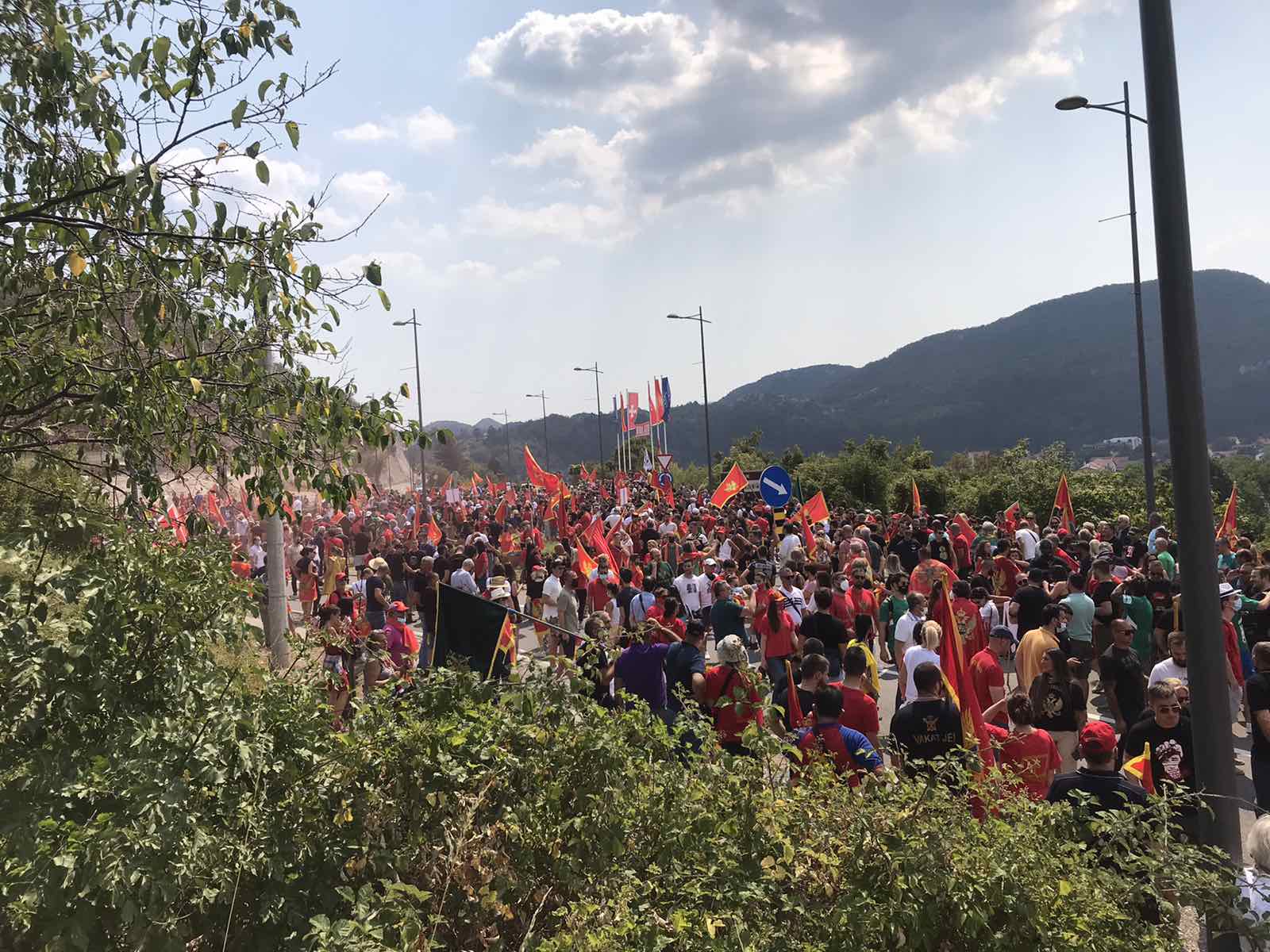 Građani u znak revolta zbog policijskih blokada na Barutani i Bogetićima blokirali kružni tok na Cetinju